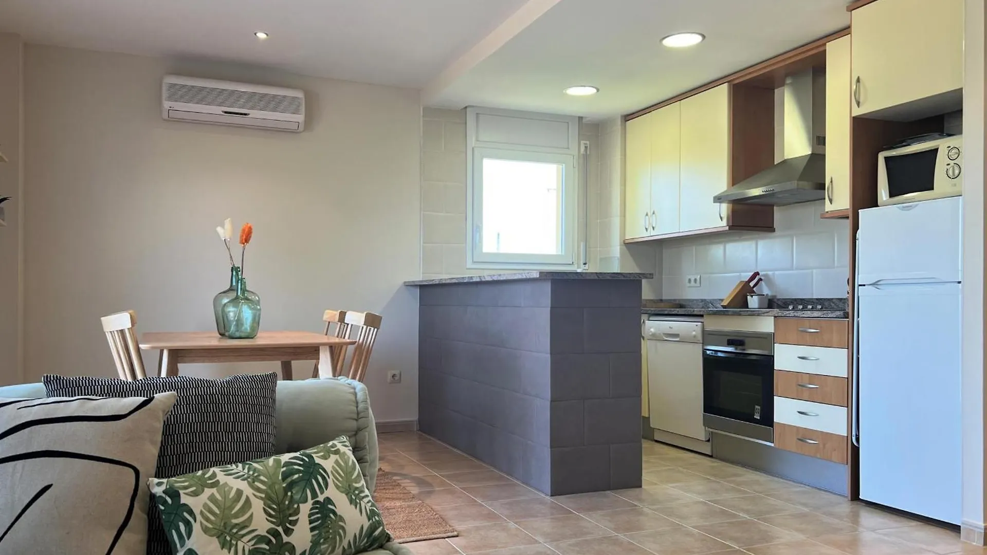 Apartamento Con A/A, Piscina, Parking, Cerca Del Centro Y La Playa - Es-89-110
